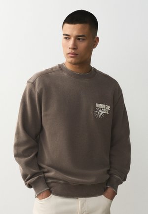 Next, REGULAR FIT - GRAPHIC PRINT CREW NECK SWEATSHIRT, brązowy melanż