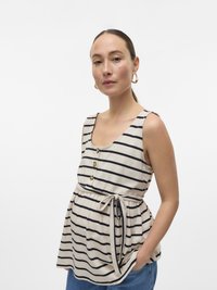 Csíkos, bézs színű kismama felső kerek nyakkivágással, gombos részletekkel, derékpánttal és bő fazonnal, laza kék farmerrel kombinálva.