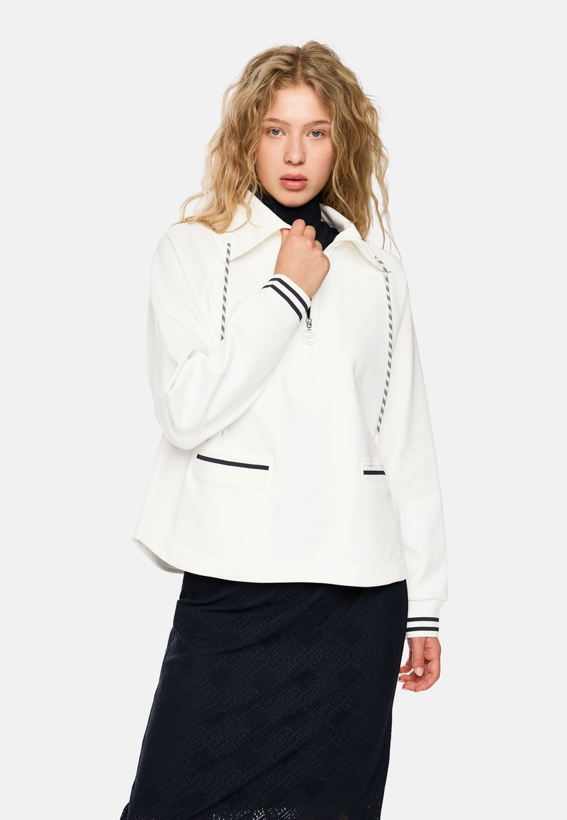 Weißer Pullover-Jacke mit Kapuze, halbem Reißverschluss auf der Vorderseite und schwarzen Streifenakzenten an den Ärmelbündchen und Taschen. Glatte Textur, lässiges Design.