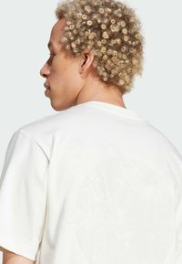 adidas Sportswear CITY ESCAPE GRAPHIC - Majica kratkih rukava s printom - off white