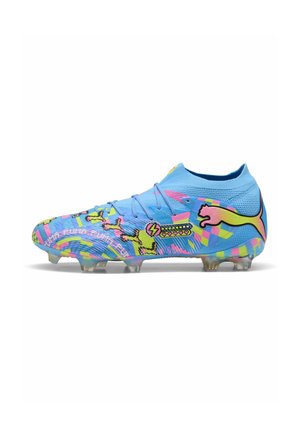 Blauwe voetbalschoen met meerkleurige gepixelde patronen, neon groene en roze ontwerpen, veters en doorschijnende noppen op witte achtergrond.
