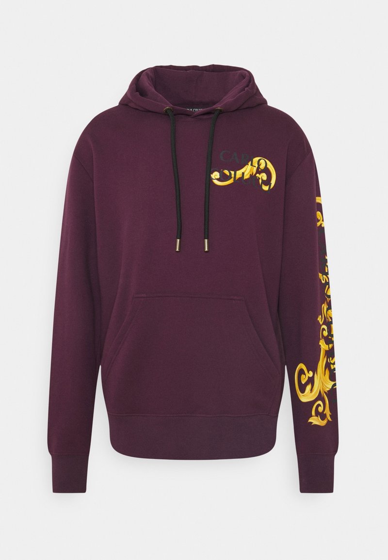 Sudadera con capucha color burdeos con cordones, diseño dorado ornamentado en la manga izquierda, bolsillo delantero tipo canguro, puños y dobladillo acanalados, fabricada con tela suave.