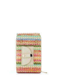 Gevlochten multicolor tas met een gestructureerde stof, rechthoekige vorm en een voorkant in crèmekleur met een reliëfknopsluiting.