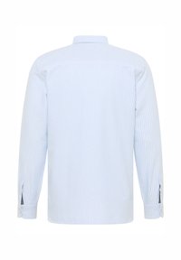 Jasnoniebieska, w paski, koszula z długim rękawem z kołnierzykiem zapinanym na guziki, z tylnym karczkiem i mankietami zapinanymi na guziki. Wykonana z bawełnianej tkaniny o gładkiej fakturze.