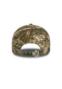Gorra de camuflaje con patrones en tonos tierra y visera curva. Correa ajustable con herrajes metálicos en la parte trasera.