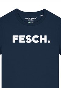 Navyblaue Baumwoll-T-Shirt mit kurzen Ärmeln und Rundhalsausschnitt. Auf der Vorderseite ist der weiße Text "FESCH." hervorgehoben.