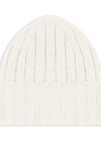 Biała dzianinowa czapka z prążkowaną fakturą, zaokrąglonym wierzchołkiem i równym szwem. Materiał wydaje się miękki o subtelnym połysku.