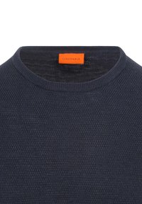 Navyblauwe gebreide trui met een ronde hals. De textuur is gelijkmatig met een subtiel patroon, en heeft een oranje label met de tekst "SUITABLE."