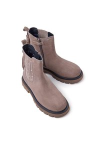 Stivaletti alla caviglia in suede beige con un design testurizzato sui lati, dotati di cerniere e di una suola in gomma scura a contrasto.