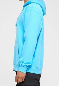 Karl Kani Jersey con capucha - light blue
