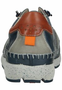 Zapato de hombre con parte superior de cuero en gris y azul marino, acento de cuero marrón, lengüeta naranja y suela de goma blanca texturizada.