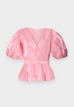 Bluza roz lucioasă cu decolteu adânc în V, detaliu răsucit în față, mâneci bufante trei sferturi și tiv peplum, pe fundal alb.