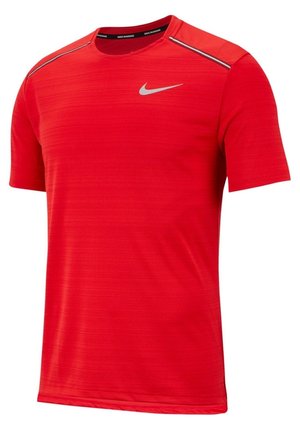 T-shirt de running Nike rouge à manches courtes avec des bandes réfléchissantes sur les épaules et un swoosh gris sur la poitrine.