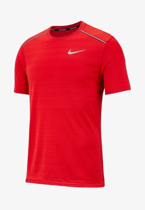 T-shirt de running Nike rouge à manches courtes avec des bandes réfléchissantes sur les épaules et un swoosh gris sur la poitrine.
