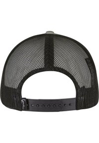 Svart mesh trucker caps med en plast snapback lukking, rund form, kontrasterende grå underside, og logo merkelapp på siden.