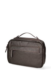 Borsa in pelle marrone con superficie texture, forma rettangolare, manico superiore e chiusura con zip. Presenta una tasca frontale con cuciture orizzontali.