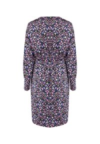 Robe à motif floral avec un fond noir, des nuances de rose, violet et vert. Comprend des manches longues et une taille cintrée.