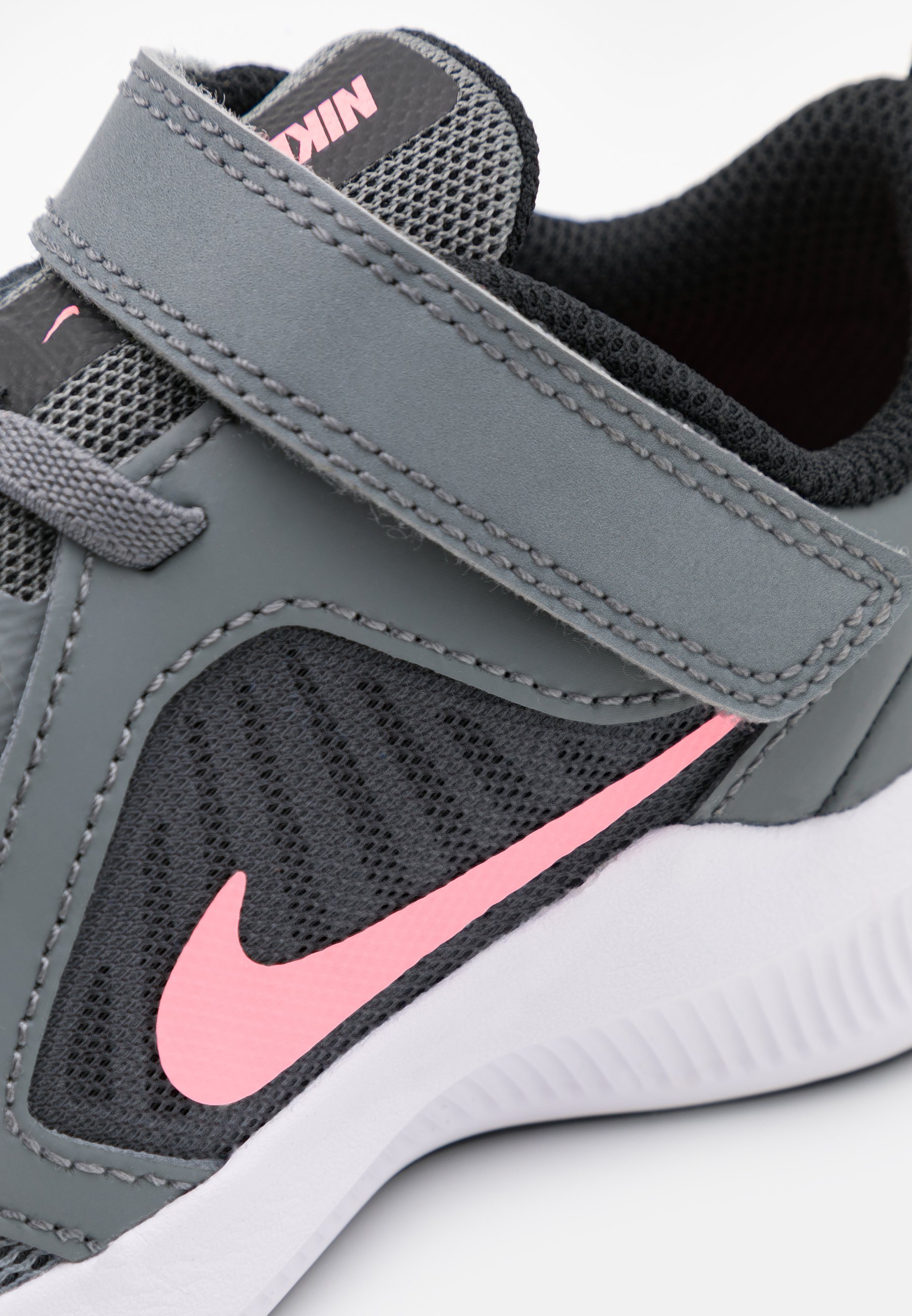 Nike Performance DOWNSHIFTER 10 UNISEX - Zapatillas de running neutras -  smoke grey/sunset pulse/black/white/gris - Zalando.es