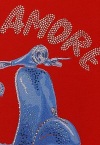 Blauwe scooterontwerp op een rode achtergrond, versierd met sprankelende strassstenen die "AMORE" spellen. Heeft afgeronde vormen en gladde texturen.