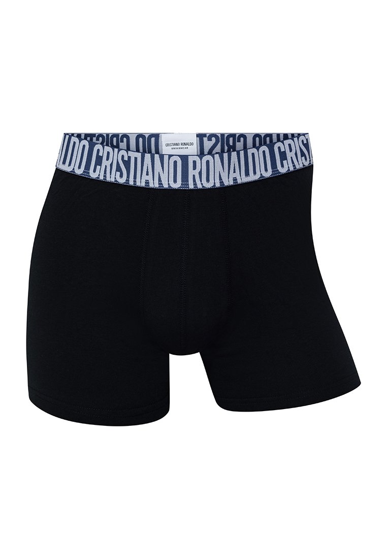 Bolsas cortas negras de boxeo hechas de algodón, con una cinturilla elástica texturizada que lleva impreso "Cristiano Ronaldo" en azul y blanco.