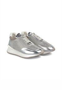Scarpe sportive argentate con una parte superiore lucida e testurizzata, chiusura con lacci e una suola bianca testurizzata. Presentano dettagli metallici e perforazioni.