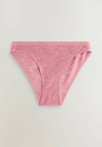 Roze kantondergoed met bloemendessin, met een gematigde taille snit en naadloze randen op een lichte achtergrond.