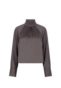 Donkergrijze blouse met een hoge kraag, lange mouwen en geplooide voorkant. Gemaakt van gladde stof, met manchetten aan de mouwen.