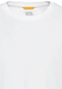 Hvid bomulds T-shirt med rund halsudskæring. Har et lille, tonet logo og en orange detalje ved nakken. Blød tekstur, enkelt design.