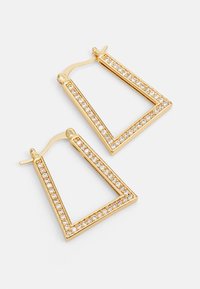 Goldfarbene rechteckige Ohrringe mit einem Steckerdesign, die einen Rand aus klaren Steinen entlang der Kanten, eine flache Oberfläche und ein glänzendes Finish aufweisen.
