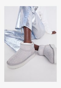 Επιλέχθηκε, grey