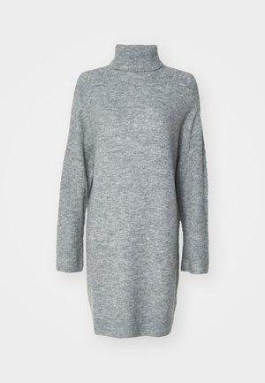 Gai pelēks, garām piedurknēm turtleneck džemperis mīkstā adījumā. Iezīmē sānu šķēlumi un brīvi pieguļoša forma ar ribotiem piedurknēm un apkakli.