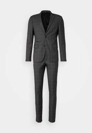 Costum gri cu carouri, care include o jachetă cu un singur rând de nasturi, cu rever înclinat, două buzunare frontale și pantaloni slim-fit. Textură de țesătură netedă.