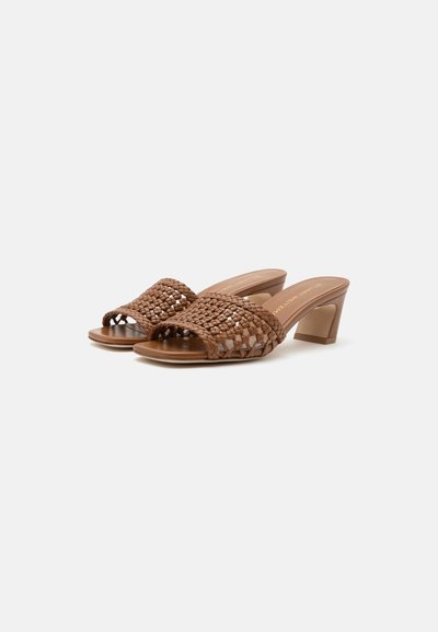 Sandales à talons marron à bout ouvert avec empeigne en cuir tressé et talons blocs, présentées côte à côte sur un fond neutre.