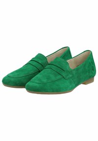 Mocassins en daim vert avec un bout pointu et des accents de couture décoratifs. Talon bas et doublure intérieure douce pour le confort.