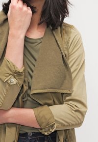 khujo Jas - khaki