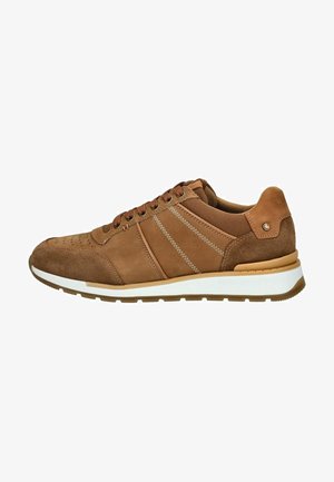 Sneaker in suede e tessuto marrone con punta arrotondata, suola bianca a contrasto e cuciture decorative lungo i lati. Design con lacci.