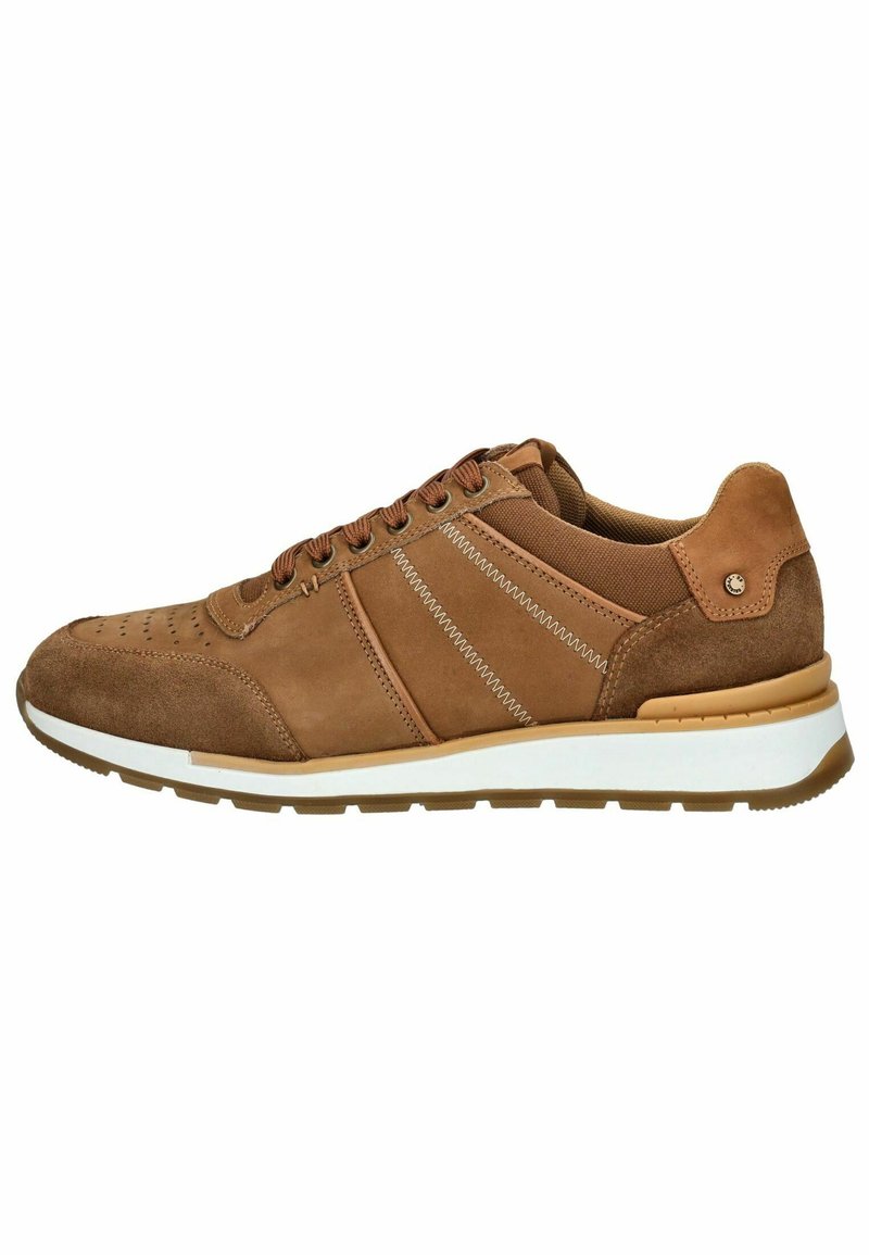 Sneaker in suede e tessuto marrone con punta arrotondata, suola bianca a contrasto e cuciture decorative lungo i lati. Design con lacci.