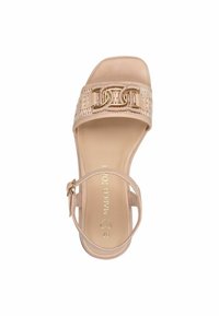 Sandal con tacco di colore nude, con una fascia intrecciata, accessori in oro, cinturino alla caviglia regolabile e finitura liscia. Design con punta quadrata.