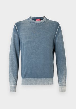Sweatshirt azul com um decote arredondado, mangas longas e punhos canelados. O tecido tem um acabamento desbotado e uma bainha e punhos mais claros em contraste.