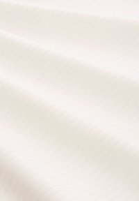 Textielstof in off-white met een subtiele ribstructuur en een lichte uitstraling, geschikt voor diverse textieltoepassingen.