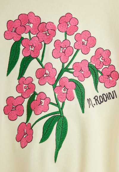 Design floral bordado com flores cor-de-rosa e folhas verdes sobre um fundo creme, assinado com "M.Rodin." em tinta escura.