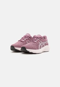 Chaussures de sport violettes claires avec tige en maille, accents blancs et semelle en caoutchouc noir. Présentent un design à lacets et un col rembourré pour le confort.