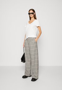 Mos Mosh BASIC TEE - T-shirts - white
