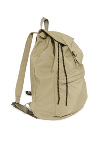 Bež nahrbtnik z sprednjim žepom na zadrgo, pokrovom s preklopom, zavarovanim s sponko, in črnimi vrvmi za zategovanje, z nastavljivimi naramnicami.