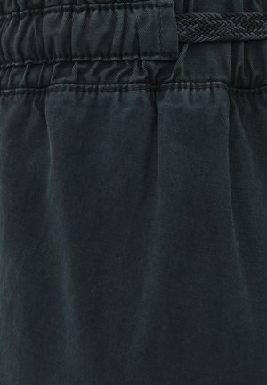 Czarne, lekkie spodnie o teksturowanym wykończeniu, z elastyczną talią i plecionym sznurkiem do regulacji, zdobione subtelnymi pionowymi paskami.