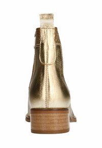 Metallisch goldener Knöchelstiefel mit glatter Oberfläche, niedrigem Holzabsatz und einer Schlaufe hinten für einfaches Anziehen.