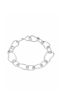Bracelet en argent avec des maillons irréguliers et ovales entrelacés formant une chaîne sur fond blanc.