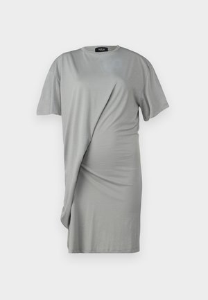 Pilkos spalvos marškinėlių suknelė su trumpomis rankovėmis, turinti drapiruotą dizainą ir minkštą audinį. Priekyje yra susikaupimo detalės ir asimetriškas apatinis kraštas.