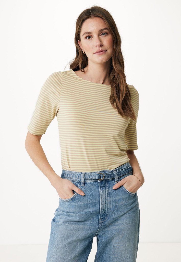 Pruhovaný top s krátkým rukávem ve světle žluté a krémové barvě. Měkký, elastický materiál s lodním výstřihem, kombinovaný s džínami s vysokým pasem.