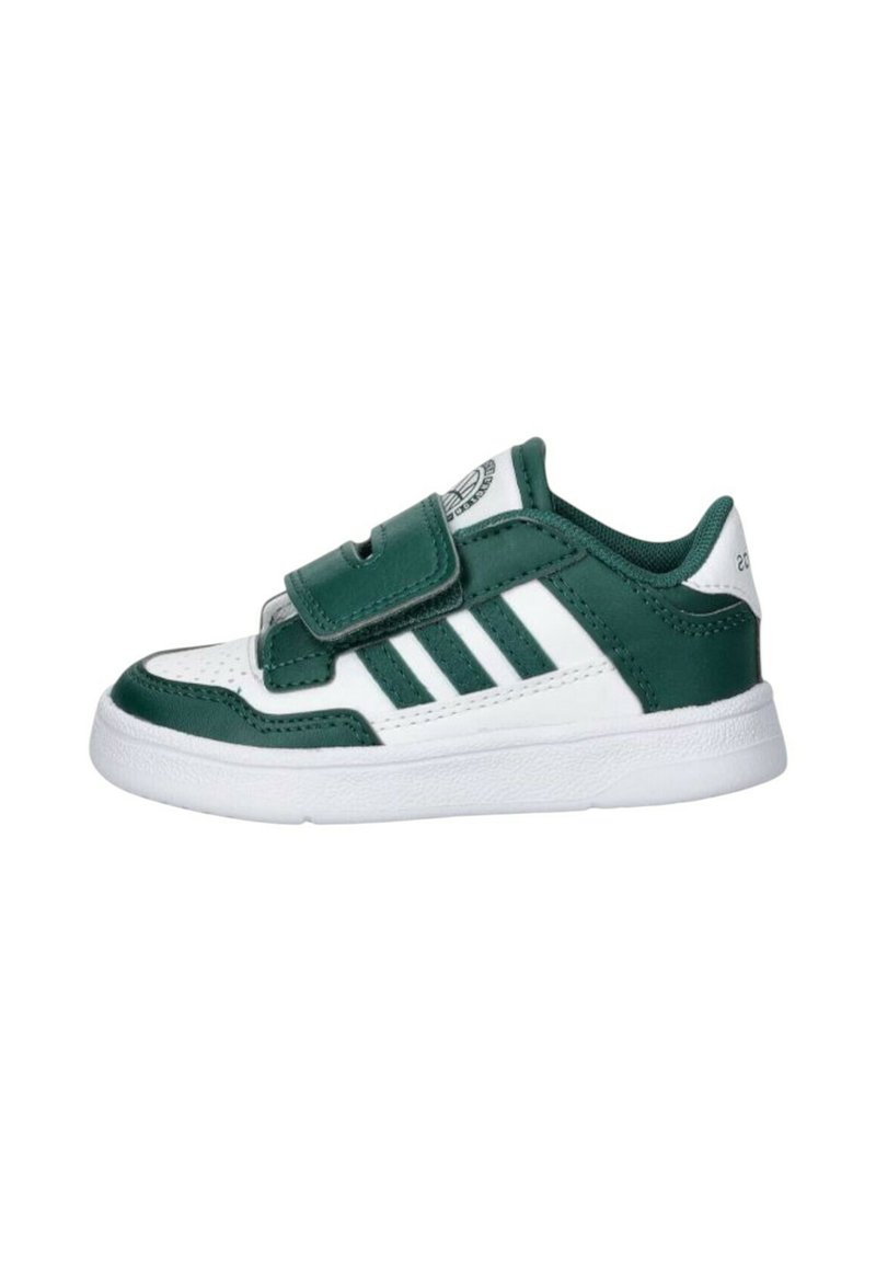 Zapatilla infantil verde y blanca con cierre de velcro, material de cuero y textil, suela texturizada y diseño de tres rayas.